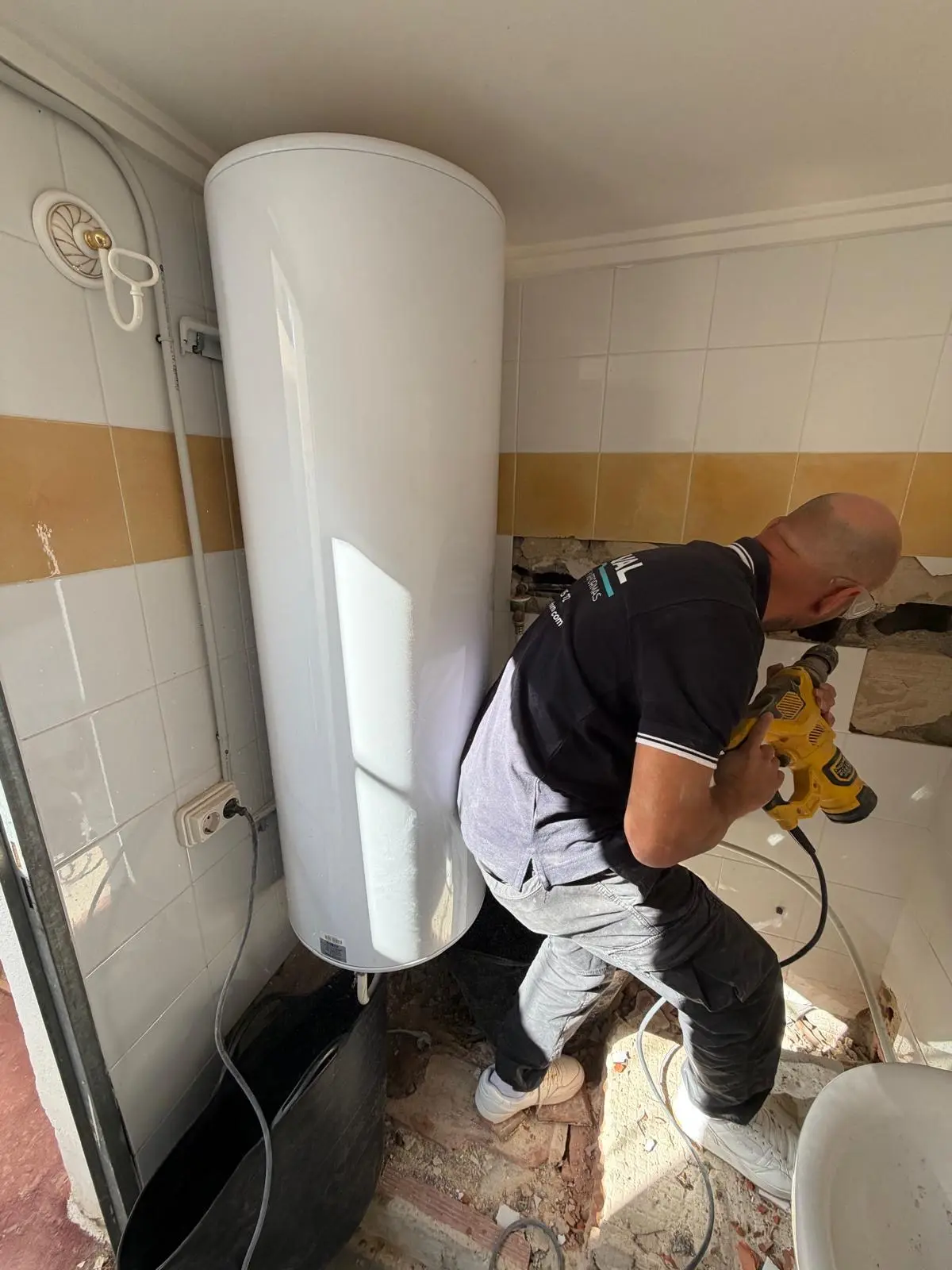 Trabajos de traslado del termo y la ducha
