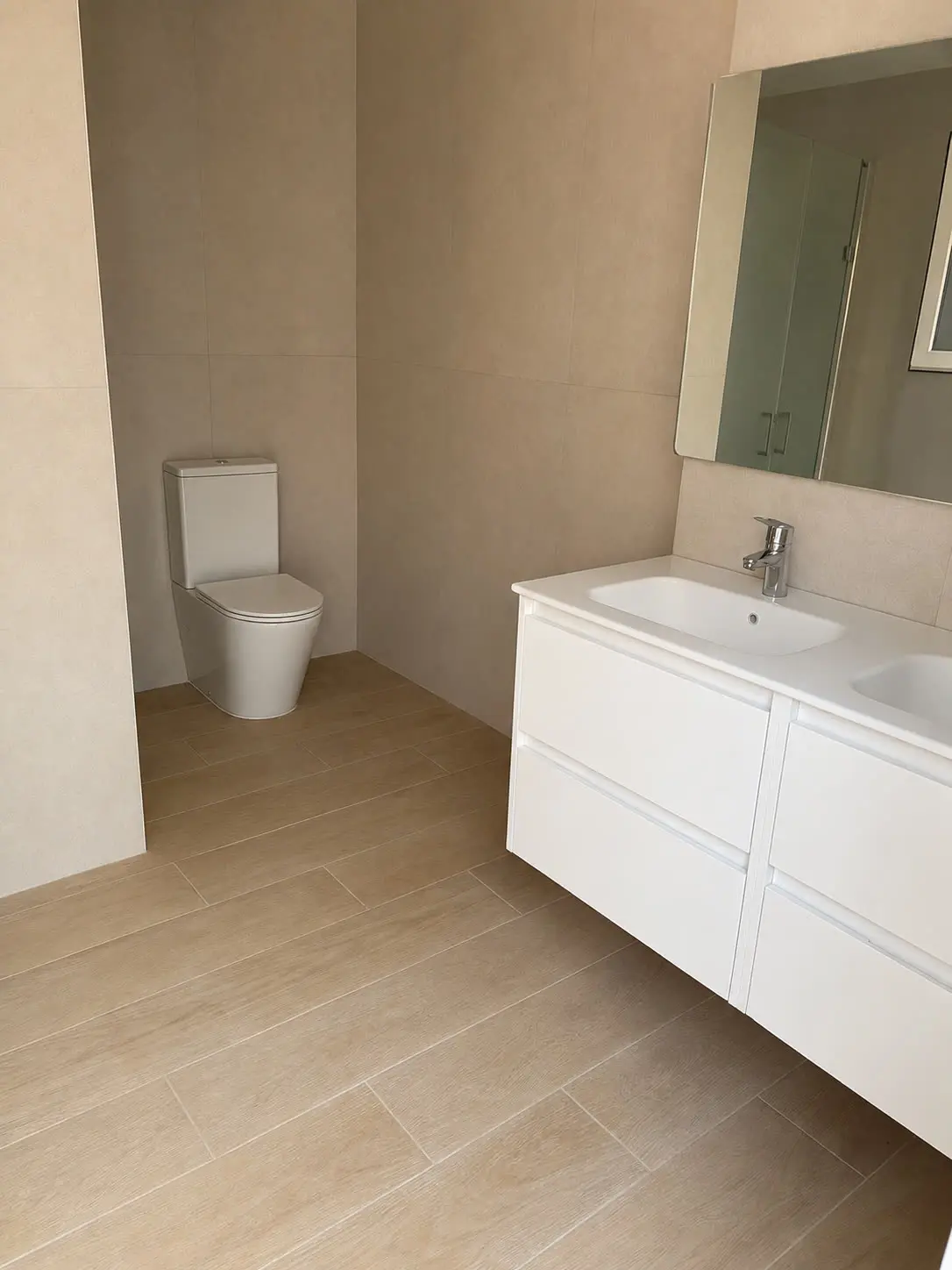 Dos baños, una vivienda