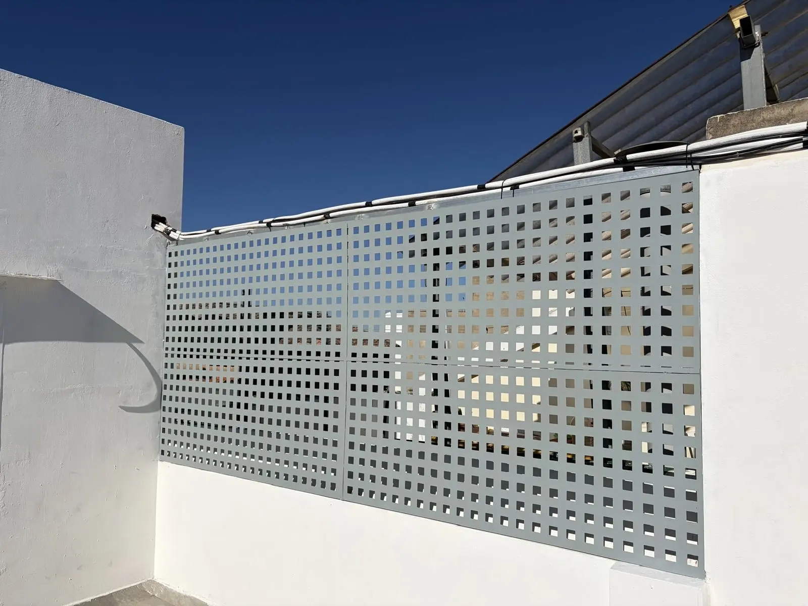 Detalle lateral del cerramiento de terraza terminado