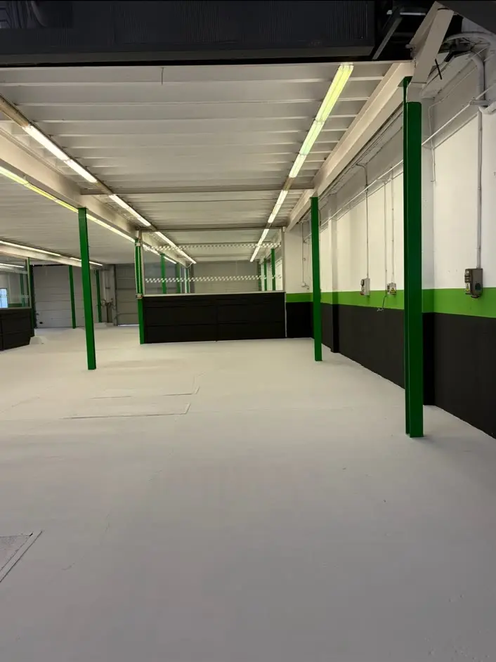 Nave renovada por Reval tras los trabajos de reparación y acabado